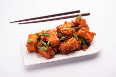 Çıtır biberli paneer, tatlı ekşi ve baharatlı acı biber soslu kızarmış süzme peynirin bir tabakta servis edilerek yapılan bir Hint Çin aperatifi. seçici odak