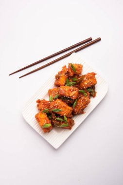 Çıtır biberli paneer, tatlı ekşi ve baharatlı acı biber soslu kızarmış süzme peynirin bir tabakta servis edilerek yapılan bir Hint Çin aperatifi. seçici odak