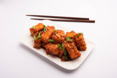 Çıtır biberli paneer, tatlı ekşi ve baharatlı acı biber soslu kızarmış süzme peynirin bir tabakta servis edilerek yapılan bir Hint Çin aperatifi. seçici odak