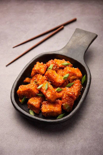 Çıtır biberli paneer, tatlı ekşi ve baharatlı acı biber soslu kızarmış süzme peynirin bir tabakta servis edilerek yapılan bir Hint Çin aperatifi. seçici odak