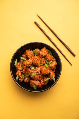 Acı biberli tavuk, Hint-Çin mutfağında en popüler olan tatlı, baharatlı ve çıtır çıtır bir aperatiftir. seçici odak