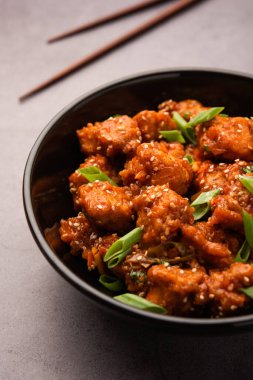 Acı biberli tavuk, Hint-Çin mutfağında en popüler olan tatlı, baharatlı ve çıtır çıtır bir aperatiftir. seçici odak