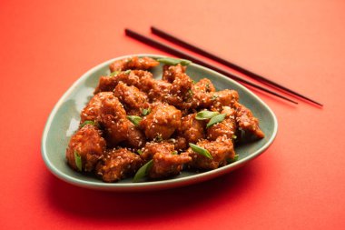 Acı biberli tavuk, Hint-Çin mutfağında en popüler olan tatlı, baharatlı ve çıtır çıtır bir aperatiftir. seçici odak