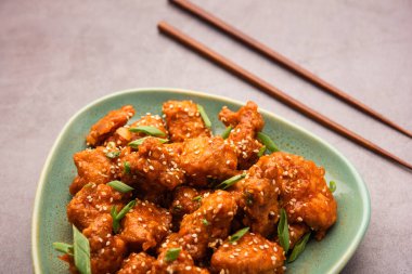 Acı biberli tavuk, Hint-Çin mutfağında en popüler olan tatlı, baharatlı ve çıtır çıtır bir aperatiftir. seçici odak