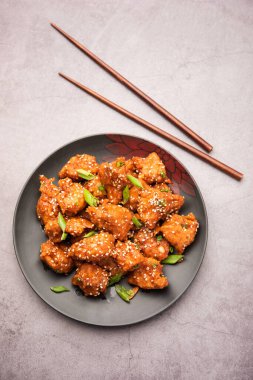 Acı biberli tavuk, Hint-Çin mutfağında en popüler olan tatlı, baharatlı ve çıtır çıtır bir aperatiftir. seçici odak