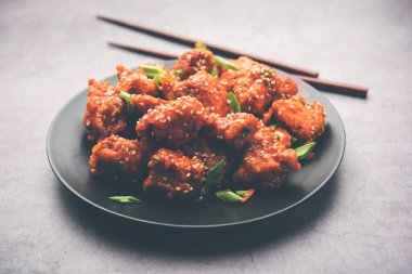 Acı biberli tavuk, Hint-Çin mutfağında en popüler olan tatlı, baharatlı ve çıtır çıtır bir aperatiftir. seçici odak