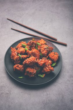 Acı biberli tavuk, Hint-Çin mutfağında en popüler olan tatlı, baharatlı ve çıtır çıtır bir aperatiftir. seçici odak