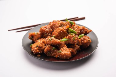 Acı biberli tavuk, Hint-Çin mutfağında en popüler olan tatlı, baharatlı ve çıtır çıtır bir aperatiftir. seçici odak