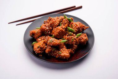 Acı biberli tavuk, Hint-Çin mutfağında en popüler olan tatlı, baharatlı ve çıtır çıtır bir aperatiftir. seçici odak