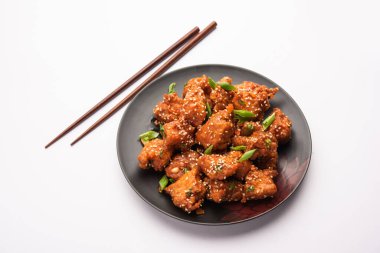 Acı biberli tavuk, Hint-Çin mutfağında en popüler olan tatlı, baharatlı ve çıtır çıtır bir aperatiftir. seçici odak