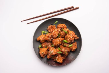 Acı biberli tavuk, Hint-Çin mutfağında en popüler olan tatlı, baharatlı ve çıtır çıtır bir aperatiftir. seçici odak