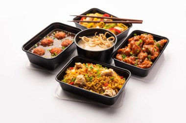 Bir grup ev yapımı Hint Çin yemeği plastik paketler, şempanzeli erişteler, kızarmış pirinç, acılı tavuk, mançurya ve çorba içeren kutular içinde teslim edildi. Hindistan 'da çevrimiçi gıda sipariş kavramı