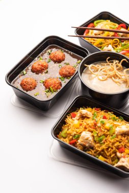 Bir grup ev yapımı Hint Çin yemeği plastik paketler, şempanzeli erişteler, kızarmış pirinç, acılı tavuk, mançurya ve çorba içeren kutular içinde teslim edildi. Hindistan 'da çevrimiçi gıda sipariş kavramı