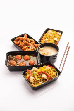 Bir grup ev yapımı Hint Çin yemeği plastik paketler, şempanzeli erişteler, kızarmış pirinç, acılı tavuk, mançurya ve çorba içeren kutular içinde teslim edildi. Hindistan 'da çevrimiçi gıda sipariş kavramı