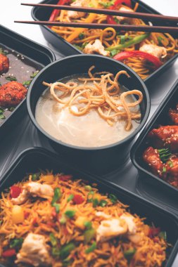 Bir grup ev yapımı Hint Çin yemeği plastik paketler, şempanzeli erişteler, kızarmış pirinç, acılı tavuk, mançurya ve çorba içeren kutular içinde teslim edildi. Hindistan 'da çevrimiçi gıda sipariş kavramı