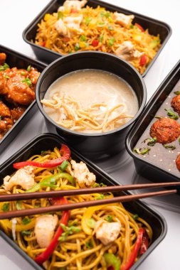 Bir grup ev yapımı Hint Çin yemeği plastik paketler, şempanzeli erişteler, kızarmış pirinç, acılı tavuk, mançurya ve çorba içeren kutular içinde teslim edildi. Hindistan 'da çevrimiçi gıda sipariş kavramı