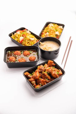 Bir grup ev yapımı Hint Çin yemeği plastik paketler, şempanzeli erişteler, kızarmış pirinç, acılı tavuk, mançurya ve çorba içeren kutular içinde teslim edildi. Hindistan 'da çevrimiçi gıda sipariş kavramı