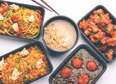 Bir grup ev yapımı Hint Çin yemeği plastik paketler, şempanzeli erişteler, kızarmış pirinç, acılı tavuk, mançurya ve çorba içeren kutular içinde teslim edildi. Hindistan 'da çevrimiçi gıda sipariş kavramı