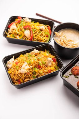 Bir grup ev yapımı Hint Çin yemeği plastik paketler, şempanzeli erişteler, kızarmış pirinç, acılı tavuk, mançurya ve çorba içeren kutular içinde teslim edildi. Hindistan 'da çevrimiçi gıda sipariş kavramı