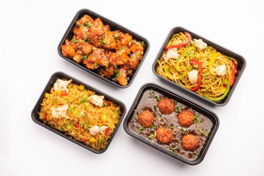 Bir grup ev yapımı Hint Çin yemeği plastik paketler, şempanzeli erişteler, kızarmış pirinç, acılı tavuk, mançurya ve çorba içeren kutular içinde teslim edildi. Hindistan 'da çevrimiçi gıda sipariş kavramı