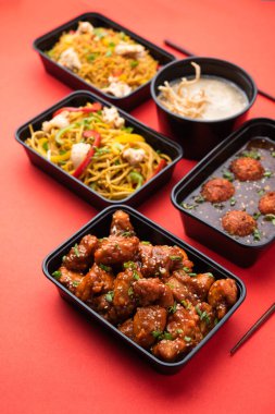 Bir grup ev yapımı Hint Çin yemeği plastik paketler, şempanzeli erişteler, kızarmış pirinç, acılı tavuk, mançurya ve çorba içeren kutular içinde teslim edildi. Hindistan 'da çevrimiçi gıda sipariş kavramı