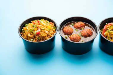 Bir grup ev yapımı Hint Çin yemeği plastik paketler, şempanzeli erişteler, kızarmış pirinç, acılı tavuk, mançurya ve çorba içeren kutular içinde teslim edildi. Hindistan 'da çevrimiçi gıda sipariş kavramı