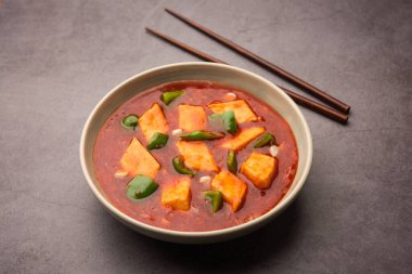 Kırmızı biber ya da baharatlı süzme peynir, kapsiyum ve soğanlı kâse içinde servis edilen, favori Hint başlangıç menüsü, seçici odaklanma.