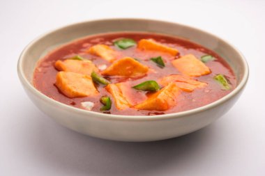 Kırmızı biber ya da baharatlı süzme peynir, kapsiyum ve soğanlı kâse içinde servis edilen, favori Hint başlangıç menüsü, seçici odaklanma.