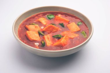 Kırmızı biber ya da baharatlı süzme peynir, kapsiyum ve soğanlı kâse içinde servis edilen, favori Hint başlangıç menüsü, seçici odaklanma.