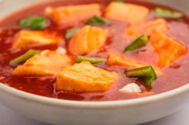 Kırmızı biber ya da baharatlı süzme peynir, kapsiyum ve soğanlı kâse içinde servis edilen, favori Hint başlangıç menüsü, seçici odaklanma.