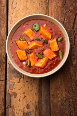 Kırmızı biber ya da baharatlı süzme peynir, kapsiyum ve soğanlı kâse içinde servis edilen, favori Hint başlangıç menüsü, seçici odaklanma.