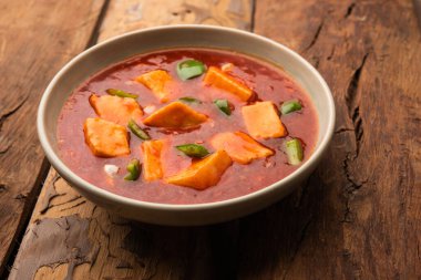 Kırmızı biber ya da baharatlı süzme peynir, kapsiyum ve soğanlı kâse içinde servis edilen, favori Hint başlangıç menüsü, seçici odaklanma.