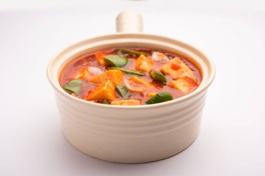 Kırmızı biber ya da baharatlı süzme peynir, kapsiyum ve soğanlı kâse içinde servis edilen, favori Hint başlangıç menüsü, seçici odaklanma.