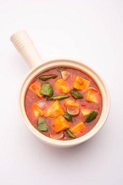 Kırmızı biber ya da baharatlı süzme peynir, kapsiyum ve soğanlı kâse içinde servis edilen, favori Hint başlangıç menüsü, seçici odaklanma.