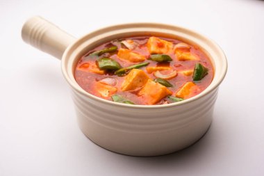 Kırmızı biber ya da baharatlı süzme peynir, kapsiyum ve soğanlı kâse içinde servis edilen, favori Hint başlangıç menüsü, seçici odaklanma.