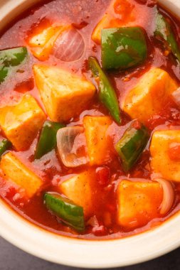 Kırmızı biber ya da baharatlı süzme peynir, kapsiyum ve soğanlı kâse içinde servis edilen, favori Hint başlangıç menüsü, seçici odaklanma.