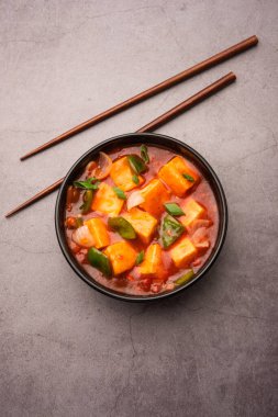 Kırmızı biber ya da baharatlı süzme peynir, kapsiyum ve soğanlı kâse içinde servis edilen, favori Hint başlangıç menüsü, seçici odaklanma.