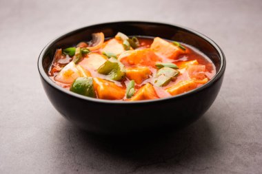 Kırmızı biber ya da baharatlı süzme peynir, kapsiyum ve soğanlı kâse içinde servis edilen, favori Hint başlangıç menüsü, seçici odaklanma.