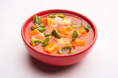 Kırmızı biber ya da baharatlı süzme peynir, kapsiyum ve soğanlı kâse içinde servis edilen, favori Hint başlangıç menüsü, seçici odaklanma.