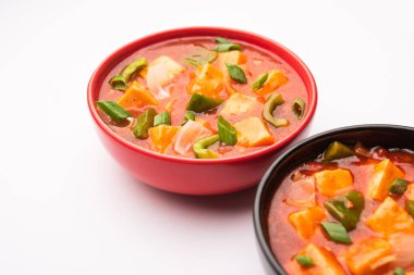 Kırmızı biber ya da baharatlı süzme peynir, kapsiyum ve soğanlı kâse içinde servis edilen, favori Hint başlangıç menüsü, seçici odaklanma.