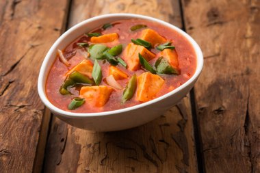 Kırmızı biber ya da baharatlı süzme peynir, kapsiyum ve soğanlı kâse içinde servis edilen, favori Hint başlangıç menüsü, seçici odaklanma.