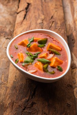 Kırmızı biber ya da baharatlı süzme peynir, kapsiyum ve soğanlı kâse içinde servis edilen, favori Hint başlangıç menüsü, seçici odaklanma.