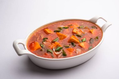 Kırmızı biber ya da baharatlı süzme peynir, kapsiyum ve soğanlı kâse içinde servis edilen, favori Hint başlangıç menüsü, seçici odaklanma.