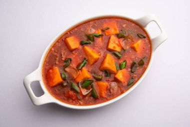 Kırmızı biber ya da baharatlı süzme peynir, kapsiyum ve soğanlı kâse içinde servis edilen, favori Hint başlangıç menüsü, seçici odaklanma.