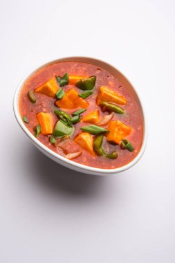 Kırmızı biber ya da baharatlı süzme peynir, kapsiyum ve soğanlı kâse içinde servis edilen, favori Hint başlangıç menüsü, seçici odaklanma.