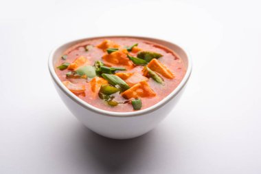 Kırmızı biber ya da baharatlı süzme peynir, kapsiyum ve soğanlı kâse içinde servis edilen, favori Hint başlangıç menüsü, seçici odaklanma.