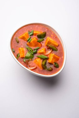 Kırmızı biber ya da baharatlı süzme peynir, kapsiyum ve soğanlı kâse içinde servis edilen, favori Hint başlangıç menüsü, seçici odaklanma.