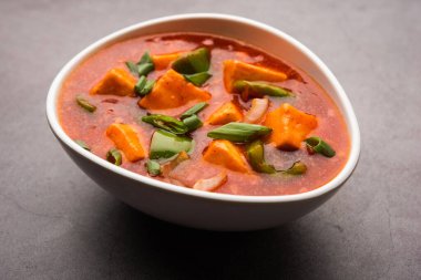 Kırmızı biber ya da baharatlı süzme peynir, kapsiyum ve soğanlı kâse içinde servis edilen, favori Hint başlangıç menüsü, seçici odaklanma.