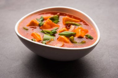 Kırmızı biber ya da baharatlı süzme peynir, kapsiyum ve soğanlı kâse içinde servis edilen, favori Hint başlangıç menüsü, seçici odaklanma.