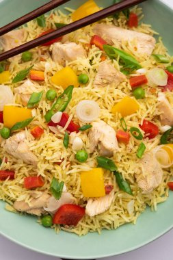 Kızarmış tavuk, Hindistan 'da popüler bir Çin yemeği ya da Çin yemeği tabağında servis edilen çubuklu bir yemektir.